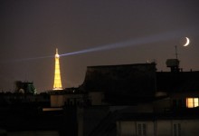 Un phare de la Tour Eiffel braqué sur le croissant de lune.