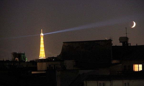 Un phare de la Tour Eiffel braqué sur le croissant de lune.