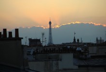 La Tour Eiffel éclairée par un nuage de lumière.