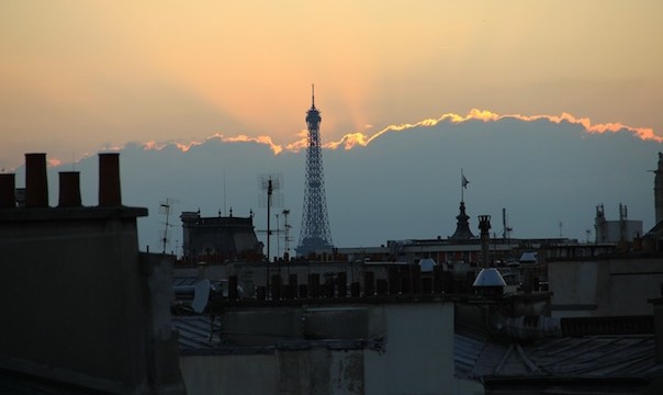 La Tour Eiffel éclairée par un nuage de lumière.