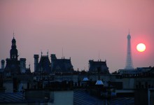 Plein Soleil sur la Tour Eiffel. The Eiffel Tower in full sunlight.