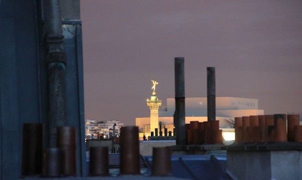 Le Génie de la Liberté au sommet de la Colonne de Juillet et l'Opéra Bastille