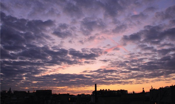  La ville semble se dissoudre en fumée de lumière