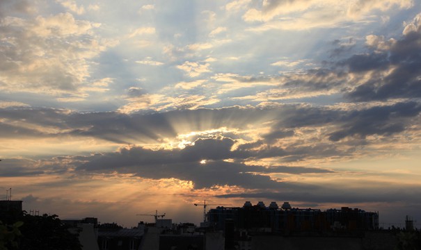 L'éclat du ciel sur Beaubourg