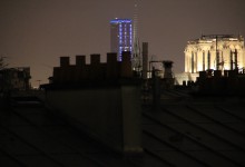 La Tour Maine-Montparnasse illuminée en bleu et Notre-Dame de Paris. Maine-Montparnasse Tower illuminated in blue and Notre-Dame de Paris.