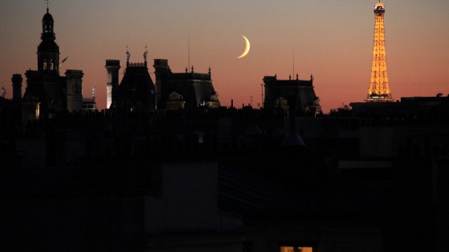 L'Hôtel de Ville - Le croissant de Lune - La Tour Eiffel - Un soir d'été. The Hôtel de Ville - A crescent moon - The Eiffel Tower - A summer night.