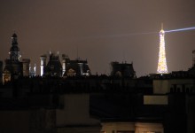L'Hôtel de Ville et la Tour Eiffel scintillante. The Hôtel de Ville and the sparkling Eiffel Tower.
