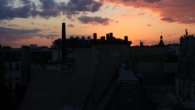 La cheminée du traitement des cendres dominant les cheminées de Beaubourg. The ash processing chimney dominating the chimneys of Beaubourg.