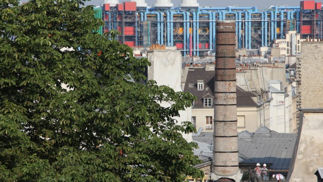 La cheminée de la Société des Joailliers, en restauration. The chimney of the Society of Jewellers and Goldsmiths, under renovation.