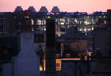 Au premier plan la cheminée restaurée de l'ancienne fonderie d'or et d'argent, au fond le Centre Georges Pompidou. In the foreground the restored chimney of the former gold and silver foundry, in the background the Centre Georges Pompidou.