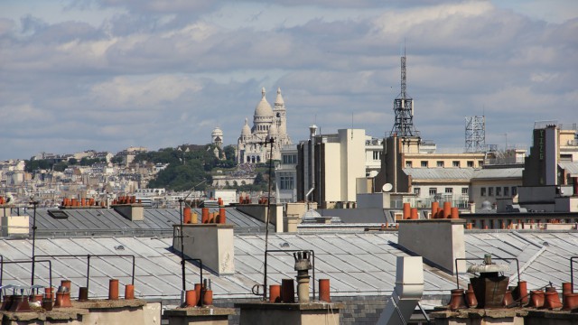 Les toits et la Basilique du Sacré-Coeur. Roofs and the Sacré-Coeur Basilica.