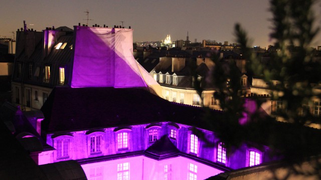 L'Hôtel d'Albret, un soir de « Nuit Blanche ». Hôtel d'Albret, during a "White Night".