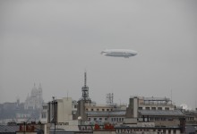 Un dirigeable survole Paris « embrumé ». An airship flies over a foggy Paris.