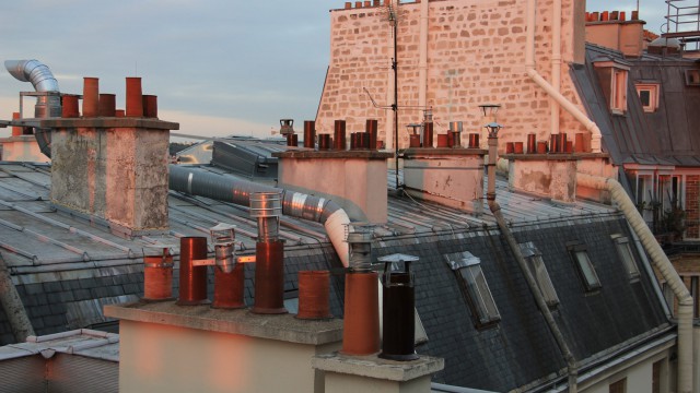 À la lumière du crépuscule, une débauche d'extracteurs d'air. In the twilight, an abundance of air extractors.