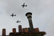 Mitrons et avions. Chimney tops and airplanes.