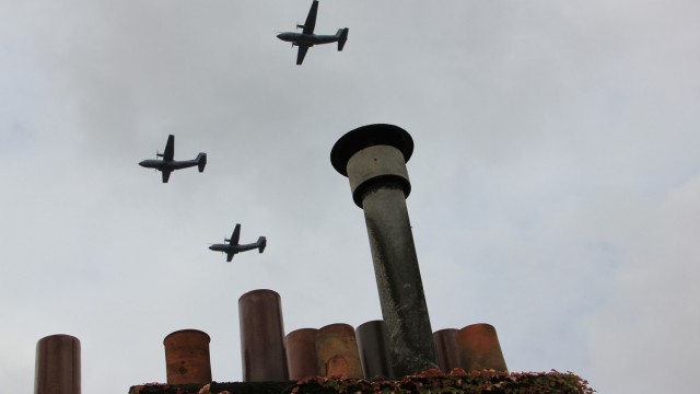 Mitrons et avions. Chimney tops and airplanes.