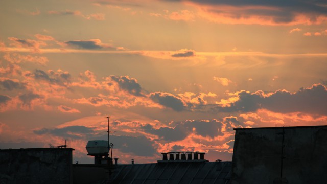 Les Mitrons de Cheminées en action. The tops of active chimneys.