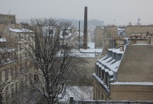 La cheminée de la Fonderie d'Or et d'Argent au fond du jardin de la Maison de l'Europe, rue des Francs Bourgeois. The chimney of the gold and silver foundry at the back of the garden of the Maison de l'Europe, Rue des Francs Bourgeois.