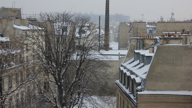 La cheminée de la Fonderie d'Or et d'Argent au fond du jardin de la Maison de l'Europe, rue des Francs Bourgeois. The chimney of the gold and silver foundry at the back of the garden of the Maison de l'Europe, Rue des Francs Bourgeois.