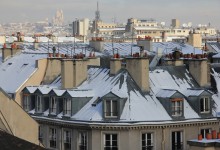 Les toits du quartier du Marais sous la neige. Au fond le Sacré-Coeur. The roofs of the Marais quarter, under snow. The Sacré-Coeur in the background.