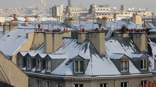 Les toits du quartier du Marais sous la neige. Au fond le Sacré-Coeur. The roofs of the Marais quarter, under snow. The Sacré-Coeur in the background.