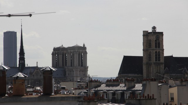 La Tour Maine-Montparnasse, la cathédrale Notre-Dame de Paris et l'église Saint-Gervais. Maine-Montparnasse Tower - Notre-Dame Cathedral and Saint-Gervais Church.